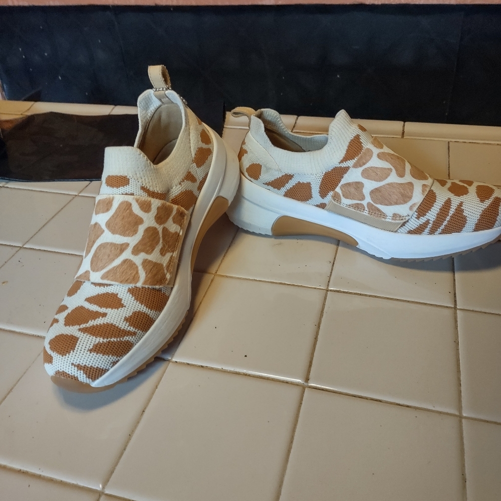 Giraffe slip on tennis shoe